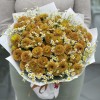 21 оранжевая хризантема Дориа Оранж с ромашкой